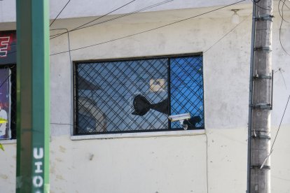 Los disparos también afectaron los ventanales de otros establecimientos.