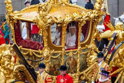 Carruaje de oro para la ceremonia.