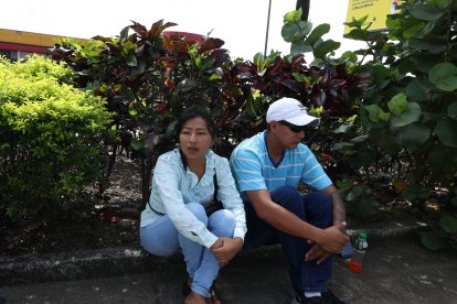 El padre del niño asesinado llegó a la morgue para retirar su cuerpo. Estaba desconsolado.