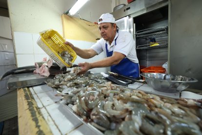 'Cañón' tiene bien surtido su puesto: vende pescado, camarón, calamar, langosta y más 'frutos' del mar.