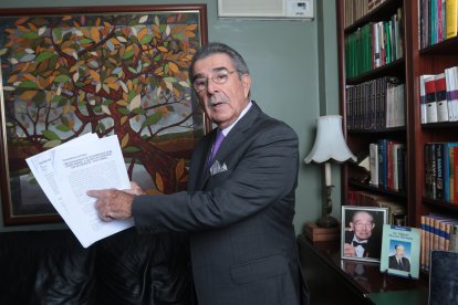 Macías es además miembro del Colegio de abogados del Guayas y de la Inter-Pacific Bar Association.