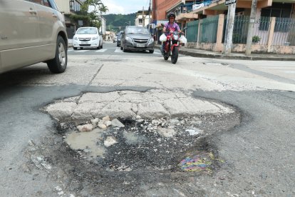 En Jiguas y Avenida Primera, Urdesa, existen grandes baches que afectan a los residentes.
