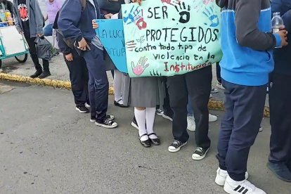 Compañeros del joven de 17 años también exigen respuestas de las autoridades académicas