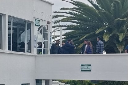 Los parientes recibían las sentidas condolencias en el lugar.