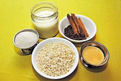 Este alimento proviene de un tipo de maíz quebrado color blanco.