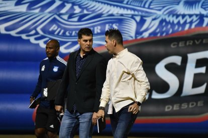 Ismael Rescalvo (c) dirigió a Emelec entre 2019 y 2022.