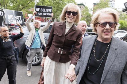 E. Jean Carroll (2-d) llegando a un tribunal federal cuando se espera que el jurado comience las deliberaciones en la demanda civil por agresión sexual y difamación.