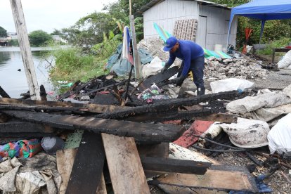 Trabajadores de una empresa privada colaboraron retirando los escombros.