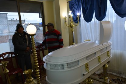 Los restos de la menor fueron velados por sus familiares.