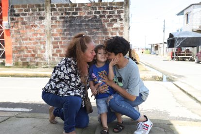 Vargas con el tesoro    de su vida, su nieto José Leonardo, hijo de Julexy.