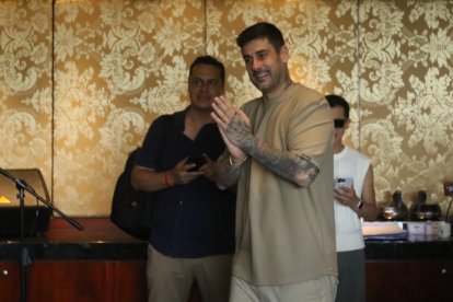 De joven sentía atracción por el fútbol, deporte que lo condujo por una corta carrera de futbolista.