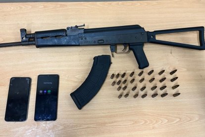 En poder de los capturados se halló este fusil, municiones y una alimentadora.