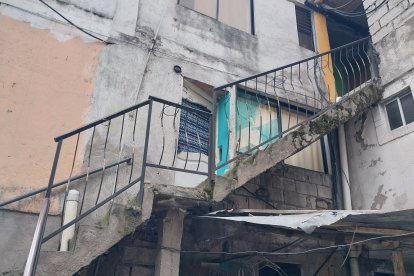 En este piso vivían los tres baleados. En las fotos se observa a dos de ellos: Carmen y Óscar.