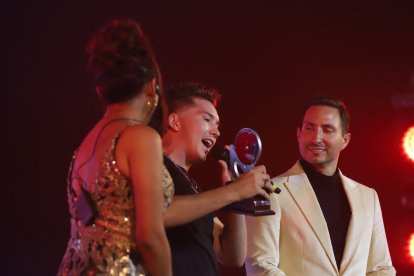 Jandino no salía de su asombro cuando se le entregó el Premio Disco Rojo especial