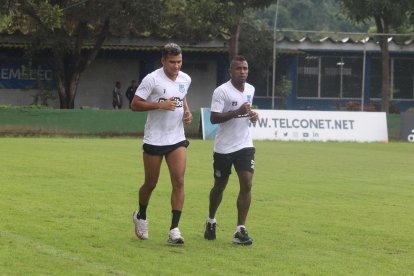 El venezolano Samuel Sosa (i) y el ecuatoriano Miller Bolaños serían titulares frente a Liga de Quito.