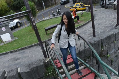 Algunos tablones del puente ya se cayeron y fueron reemplazados por pedazos de madera.
