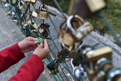 Allí aún existen los candados de los enamorados.
