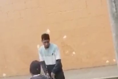 Luego de recibir un golpe fuerte en la cabeza, dos hombres lo amarraron del pescuezo.