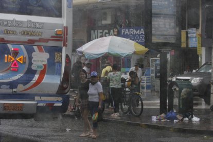 Los negocios funcionaban con normalidad la tarde del miércoles, pese a la intensa lluvia que caía.
