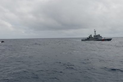 El guardacosta Isla Darwin ayudó en la movilización del médico especialista que realizó la cirugía en altamar.
