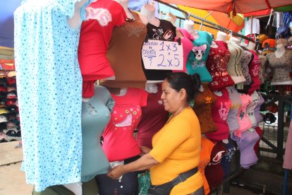 Rosa Sagñay ofrece blusas y camisetas desde $ 2,50.