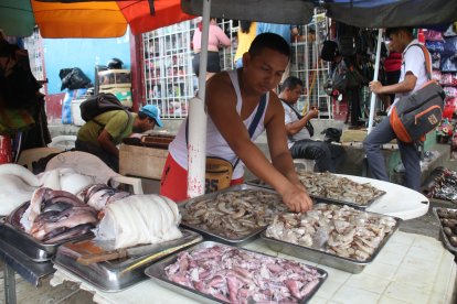 Luis Cortez, el barón de la 8, ofrece de regalo el buen marisco.