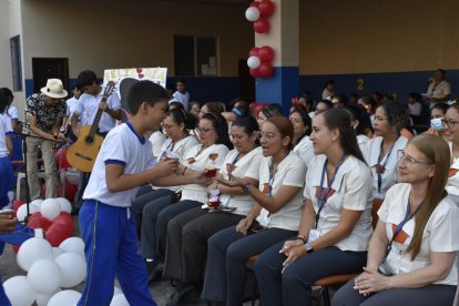 Los estudiantes también les cantaron a sus profesoras.
