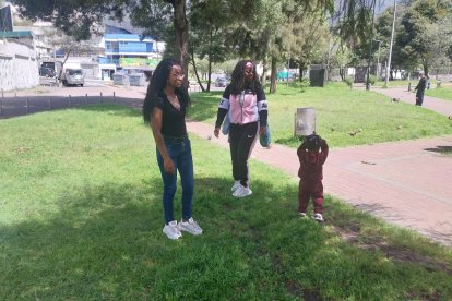 La madre y la abuela del pequeño lo sacan a pasear para que se distraiga un poco.