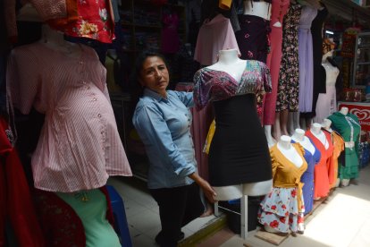 Sandra Mullo muestra una de las opciones para vestir a mamita.