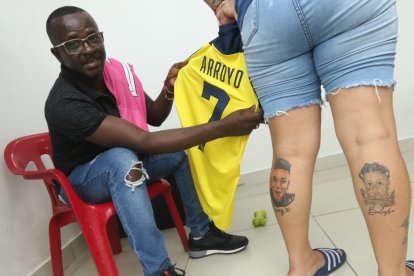 Silvia Alvarado guarda las fotos de los torneos que ha disputado su hijo.