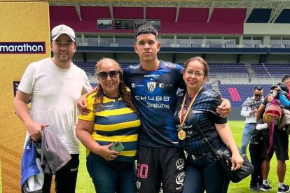 Kendry Páez junto a su madre (d) y otros familiares, tras un partido con Independiente del Valle.
