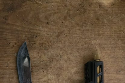 El arma y el cuchillo fueron ingresados como evidencias.