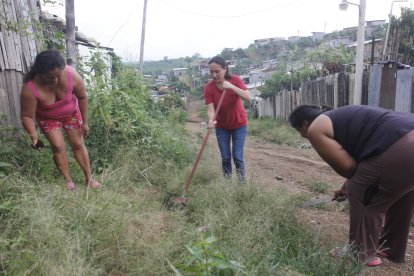 Por lo general, los sábados, los moradores y Marisol (de blusa roja y con escoba) se van de minga.