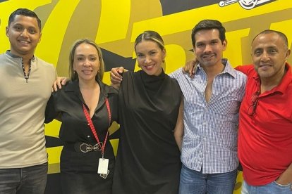 Jorge Villao, Karla Sosa, Kathiuska Peralta, Allan Fernández y Wacho Fernández, en radio la Bruja Guayaquil