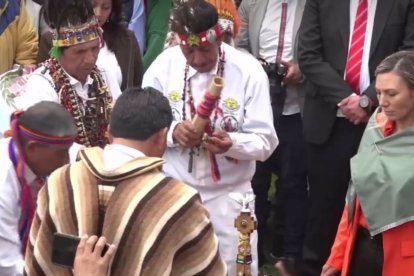 El prefecto de Chimborazo, Hermel Tayupanda, y la viceprefecta Mónica Loza participaron de una ceremonia de purificación a cargo de varios shamanes, antes de la entrega del bastón de mando.