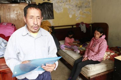 Luis muestra los exámenes y radiografías de la pequeña.