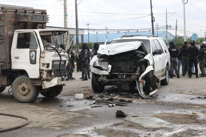 En carro en el que viajaba Luis Chonillo terminó estrellado contra un camión.