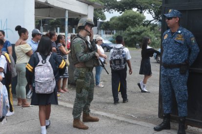 Algunas instituciones emblemáticas cuentan con resguardo policial y militar en sus exteriores.