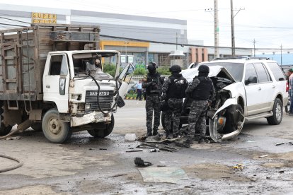 El vehíhulo donde viajaba el alcalde Chonillo, su personal y los dos policías se impactó contra un  camión.