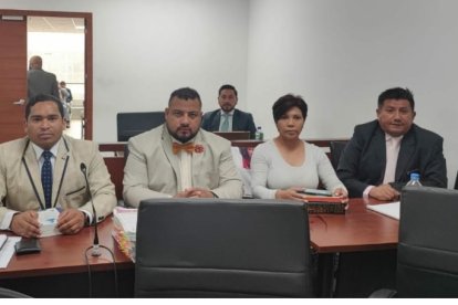 Los abogados de la víctima y su madre durante la audiencia de juzgamiento.