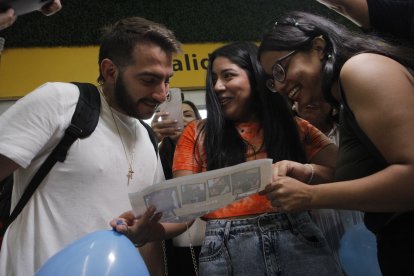 El cantante fue despedido por sus fanáticas.