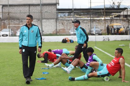 El Beto Araujo comparte su experiencia con los jugadores del Cumbayá. Es el encargado de dar las estretagias en la defensa.