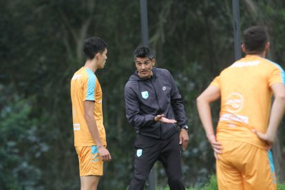 Araujo comparte a los defensas consejos de ubicación y de cómo marcar a los delanteros rivales.