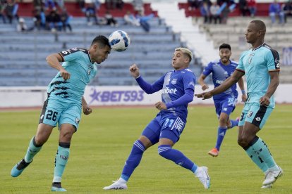 Arián Pucheta (i) y Pablo Cifuentes (d) forman parte de la sólida defensa del Cumbayá.