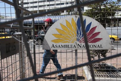En la Asamblea Nacional se colocaron cercos para evitar que personas ajenas a brindar seguridad ingresen.