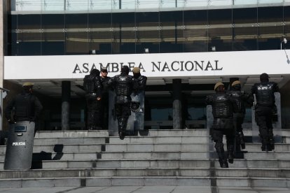 La Asamblea Nacional fue acordonada este miércoles por las Fuerzas Armadas luego de que se emitió el decreto de muerte cruzada.