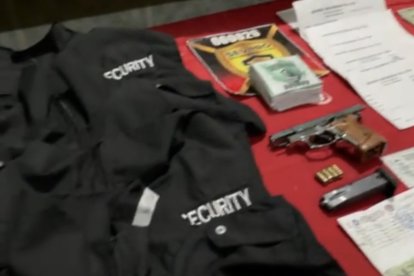 Los chalecos, sellos y otras evidencias decomisadas en el operativo.