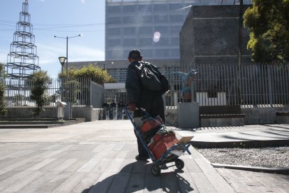 Ciro Espinel se va a su casa con sus cajitas para lustrar zapatos luego de notar que no había clientes.