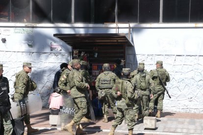 Los soldados  ahora son los nuevos  clientes, momentáneos, de Maribel Farinango.