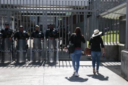 Policías custodian una de las entradas principales.